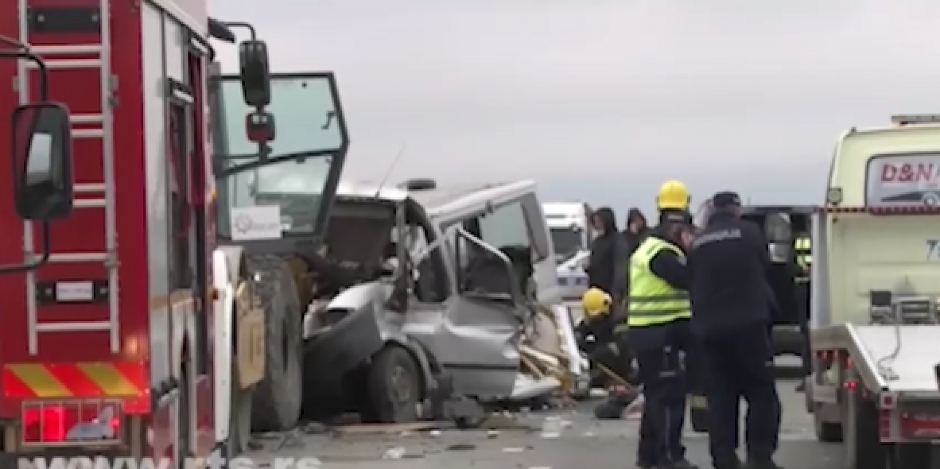 OGLASIO SE MUP O NESREĆI U KOJOJ JE STRADALO ČETVORO Vozaču kombija se bore za život (VIDEO)