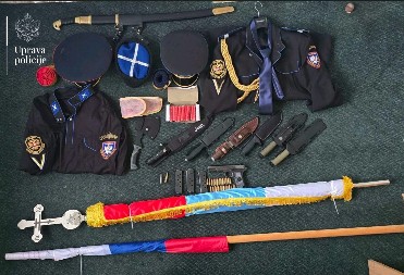 UHAPŠEN CRNOGORAC, SUMNJA SE DA JE RATOVAO U UKRAJINI Policija mu pronašla kozačke sablje, bajonete, uniforme i preko MILION EVRA na računu