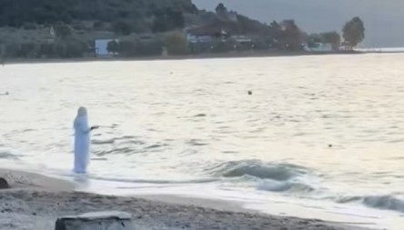 KO JE OVA DEVOJKA? Pojavljuje se svakog jutra u belom, izvodi JEZIV RITUAL - ljudi na mrežama u šoku! (VIDEO)