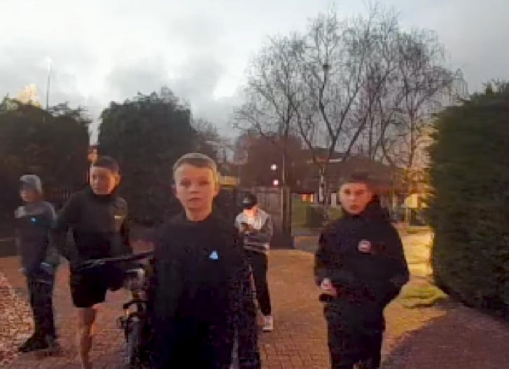 UGLEDALA JE GRUPU TINEJDŽERA ISPRED KUĆE I HTELA DA ZOVE POLICIJU Kada je čula zašto su došli bila je dirnuta do suza - "To je najlepše iznenađenje u mom životu"