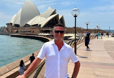 ''NESTAO SAM SA ESTRADE, DANAS SE BAVIM OZBILJNIM POSLOM'' Pevač čije su hitove Srbi obožavali danas živi i radi u Švarcajskoj