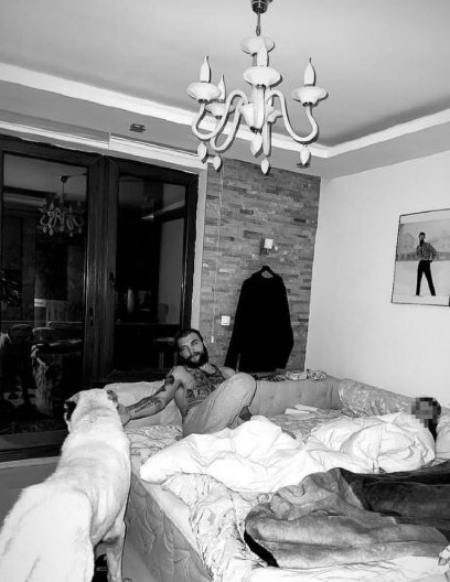 VELJKO RAŽNATOVIĆ U KREVETU BEZ MAJICE Bogdana ga uslikala kad se nije nadao, uživaju u idili svog doma (FOTO)