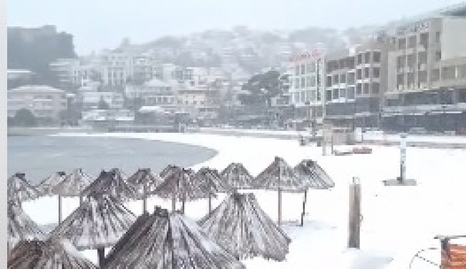 OLUJA VEKA SE SRUČILA NA CRNU GORU Sneg prekrio ulcinjsku plažu, vetar čupa drveće i ruši mostove (FOTO/VIDEO)