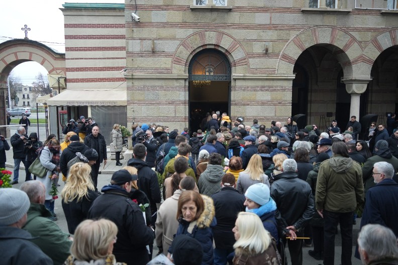 NJU NIKO NIJE OČEKIVAO NA SAHRANI! Mlada glumica vidno utučena na Novom groblju!