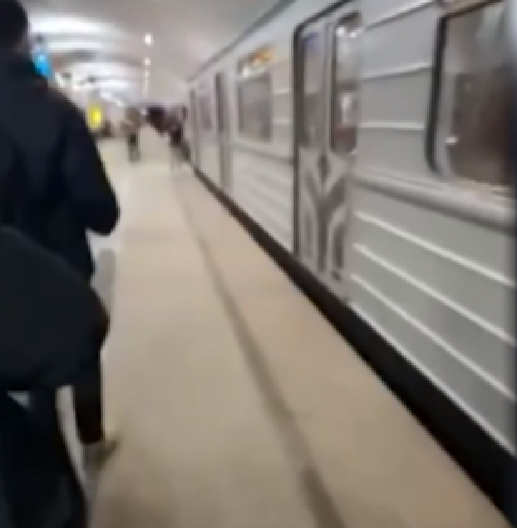 DEČAK PAO POD VOZ Gledao u telefon, pa završio na šinama (VIDEO)