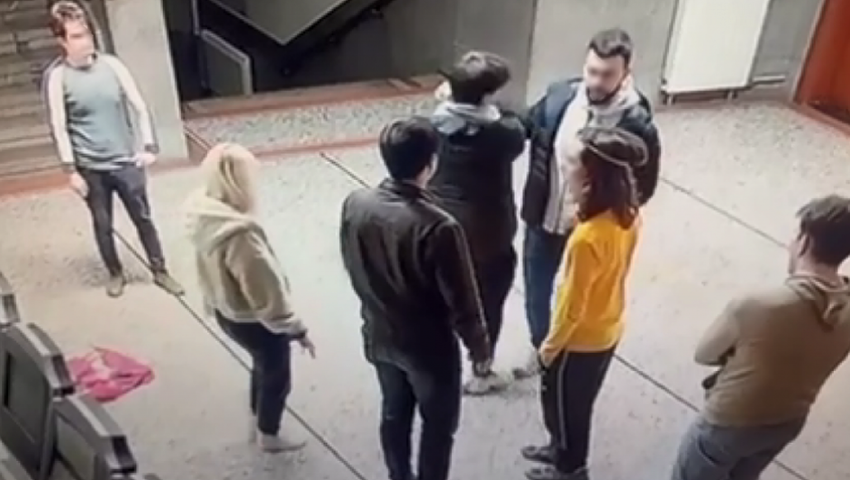 SNIMAK TUČE NA PRAVNOM FAKULTETU Studenti se napili, pobili međusobno, sada im je Vučić Hitler (VIDEO)