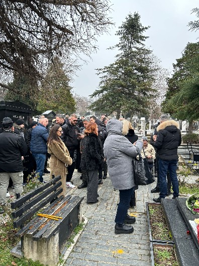 NIJE SE POJAVILA NA POMENU Porodica Ražnatović utučena, potresne scene na Novom groblju, a svi se pitaju gde je ona! (FOTO)