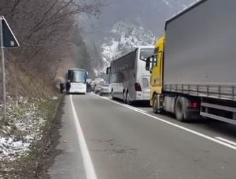 STRAVIČAN UDES NA IBARSKOJ! Sve stoji! (VIDEO)