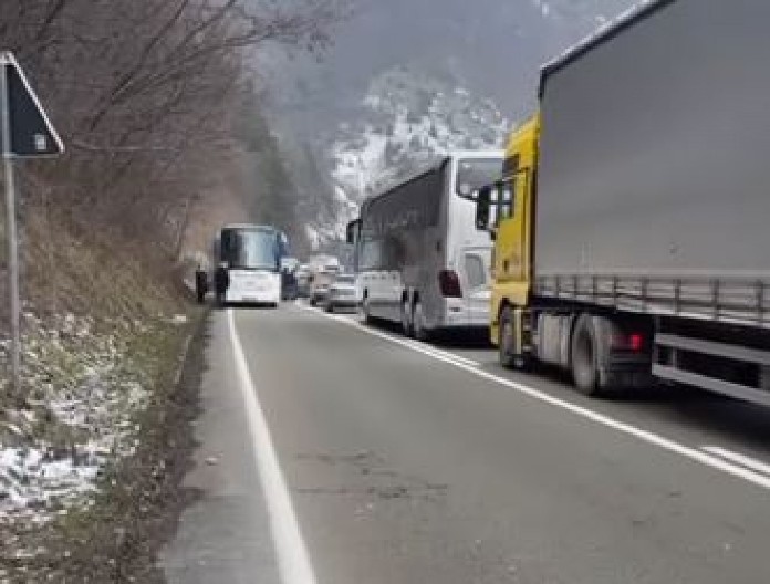 STRAVIČAN UDES NA IBARSKOJ! Sve stoji! (VIDEO)