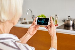 MALA PENZIJA ILI BEG OD SAMOĆE Niska primanja primorala britansku penzionerku da dodatno radi