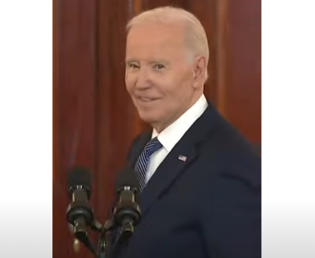 NA KRAJU GOVORA NOVINAR BAJDENU POSTAVIO ŠKAKLJIVO PITANJE! Bajden se brecnuo, pa mu odgovorio! (VIDEO)