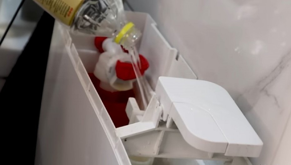 ZABORAVITE HEMIKALIJE Ubacila je 2 sastojka u vodokotlić i kao rukom rešila smrad, kamenac i gljivice