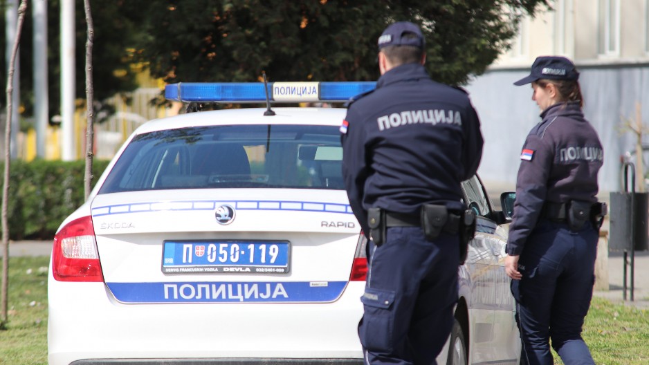 IZLOMILI STAKLA NA PROSTORIJAMA SNS-A, PISALI GROZNE PORUKE I TU NIJE KRAJ JEZIVOM PONAŠANJU! Policija uhapsila dvojicu osumnjičenih