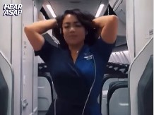 AU BRE DEVOJKO, PA GDE TI JE BILA PAMET? Stjuardesa napravila skandal u avionu pa dobila otkaz, ali tu nije kraj njenom bezobrazluku! (VIDEO)