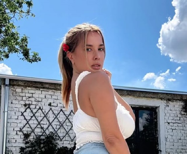 PEVAČICA POKAZALA INTIMU TATU MAJSTORU! Objavila snimak javno i šokirala, on joj crta cvetić na ovom delu tela!