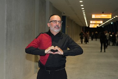 PRED POČETAK KONCERTA GA JE SLOMILO SEĆANJE Toni Cetinski raspoložen stigao u Beograd, pa se rastužio: "Teško mi je..." (VIDEO)