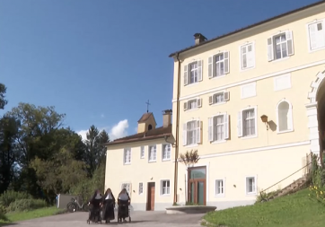 ČASNE SESTRE PODIVLJALE Pobegle iz staračkog doma i krenule da se snimaju, ceo svet je pratio ovaj skandal!