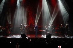 RAZVELI SE, A SAD SE PRVI PUT POJAVILA U JAVNOSTI Bivša žena našeg pevača dovela decu na njegov koncert (VIDEO)