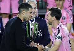 INTER MAJAMI U FINALU MLS Mesi pokazao da je kralj asistencija, Karlos Alkaras mu uručio pehar