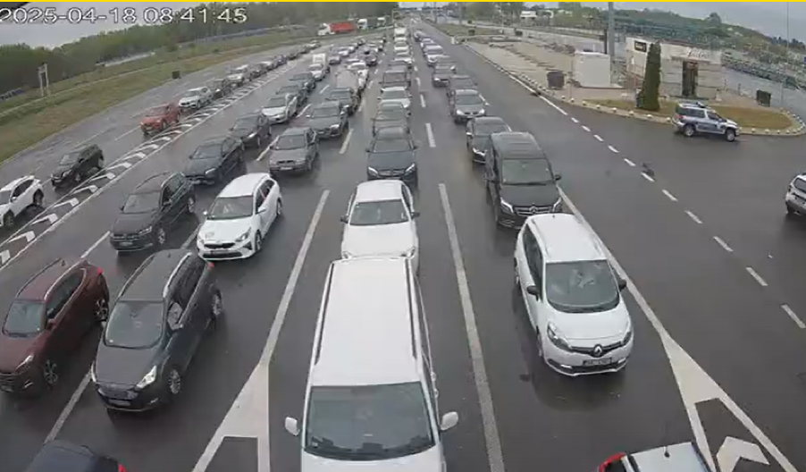 HAOS NA GRANIČNOM PRELAZU IZMEĐU SRBIJE I BIH Sve je stalo, napravio se opšti kolaps