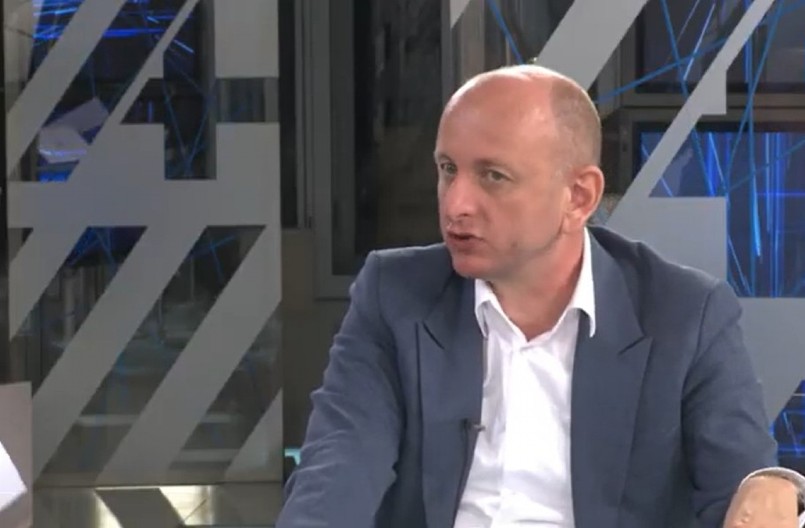 "U PRAVU SU BLOKADERI, VUČIĆU TREBA ZABRANITI IZLAZAK NA IZBORE" Knežević: Osvoji čovek 60% glasova ka da igra fircik ispred prodavnice (FOTO)