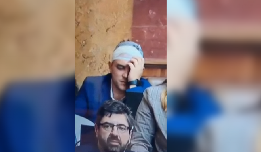 KAKVO PRENEMAGANJE POSLANIKA ZLF! Došao na sednicu sa čalmom na glavi, pa glumio žrtvu (VIDEO)