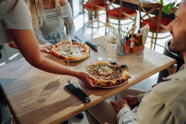 REKA POTOPILA PORODIČNI RESTORAN I UČINILA GA SVETSKI POZNATIM ZA SAMO 11 DANA: Gostima ribe plivaju oko nogu, zbog stola čekaju u redovima