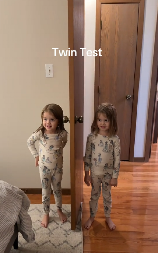 PRESLADAK SNIMAK O KOJEM BRUJI INTERNET Pogledajte kako su se bliznakinje snašle u simpatičnom izazovu (VIDEO)