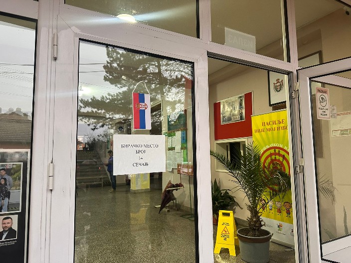 PRŠTI U REDOVIMA BLOKADERA POSLE DEBAKLA Na sve načine pokušavaju da se uguraju: Ma boli te k****