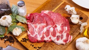 ZA 15 MINUTA OMEKŠAVA NAJŽILAVIJE MESO  Topiće se u ustima ako ga pospete ovim prahom