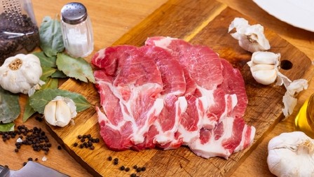 ZA 15 MINUTA OMEKŠAVA NAJŽILAVIJE MESO  Topiće se u ustima ako ga pospete ovim prahom