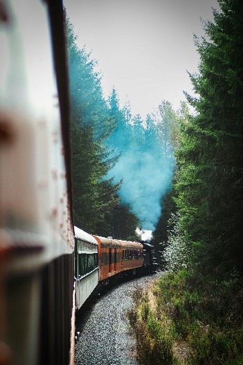 MAŠINOVOĐA NAGLO ZAKOČIO Video da tinejdžerka leži na šinama, a onda usledio šok