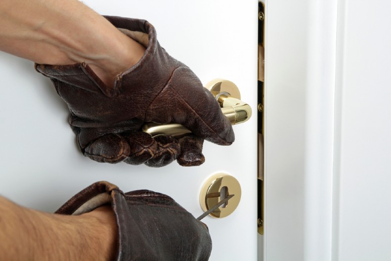 NESTANCI SU KRENULI PRED PRAZNIKE... U podrumima se dešava nešto što je zgranulo čitav komšiluk, OVO se našlo na meti lopova!