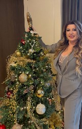 ZASIJAO DOM VIKI MILJKOVIĆ U LUKSUZNOM DELU GRADA Pevačica okitila čak dve jelke, ne zna se koja je bogatija (FOTO)