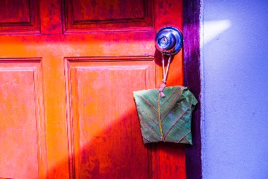 ZAŠTO SVE VIŠE LJUDI STAVLJA LOVOROV LIST NA VRATA? Otkrivamo značenje ovog tajnog rituala