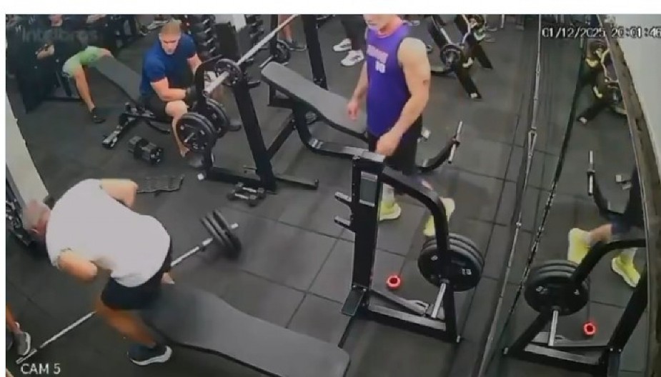 UZNEMIRUJUĆI VIDEO! Dizač tegova UMRO u tragičnom incidentu nasred teretane: Šipka mu iskliznula iz ruke i UDARILA PRAVO U GRUDNI KOŠ!