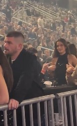 MUŠKARCIMA POPADALE VILICE ZBOG ĆERKE SAŠE MATIĆA! Šljokice sevaju, gola leđa u prvom planu, a majka je ne ispušta iz vida!