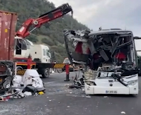 SEDAM OSOBA POGINULO, 11 POVREĐENO Autobus POTPUNO UNIŠTEN nakon sudara sa kamionom, scene užasa u Turskoj (FOTO/VIDEO)