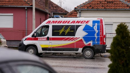 SIN (47) I RODITELJI PRONAĐENI MRTVI U kući kraj tela pronađen nož, sumnja se na trostruko ubistvo