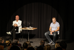 SMEH JE LEK: Komedija „Ko je ovde idiot“ odigrana u Fondaciji Mozzart za Konstantinovo lečenje