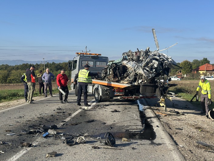 AUTOMOBIL SMRSKAN DO NEPREPOZNATLJIVOSTI, AUTOBUS ZAVRŠIO U KANALU Prve slike sa mesta teške nesreće kod Čačka (FOTO)