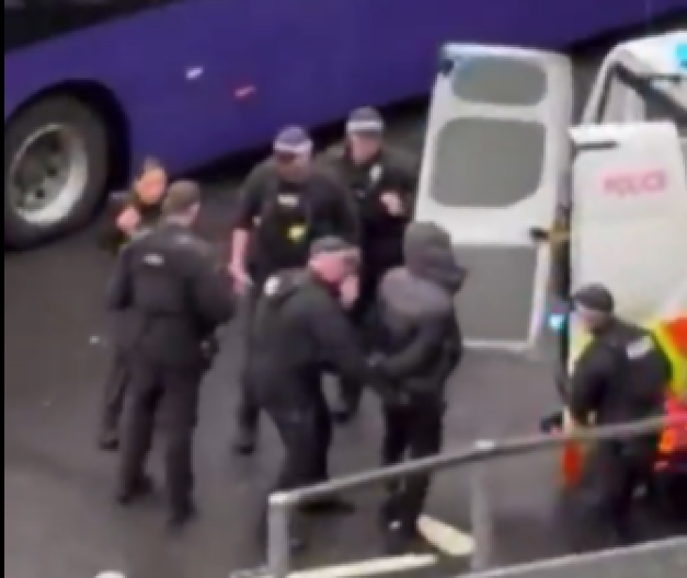 OVO JE MUŠKARAC KOJI JE IZVEO NAPAD U LONDONU! Objavljen snimak njegovog hapšenja, ljude napao i prskao (VIDEO)