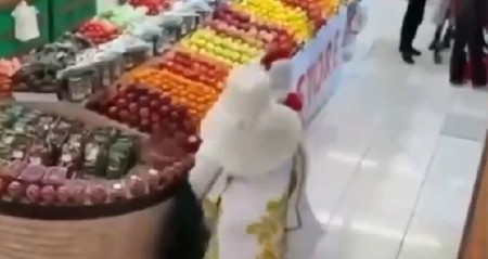 SKANDALČINA U PRODAVNICI Deda Mrazovi se posvađali a onda se BRUTALNO POTUKLI - kupci bežali u panici! (VIDEO)