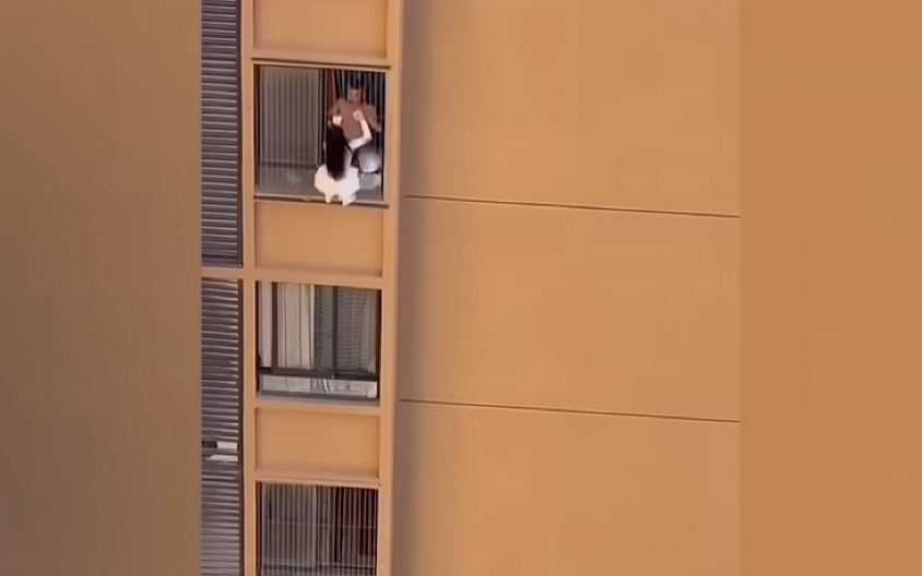 VISILA SA 10. SPRATA ZGRADE Ljubavnica pokušala da pobegde jer je švaleru stigla žena, umalo se završilo kobno (VIDEO)