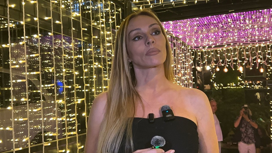 ANABELU ATIJAS POKUŠALI DA SILUJU! Procurili uznemirujući detalji, pevačica van sebe: "Dugo je trajalo to maltretiranje"