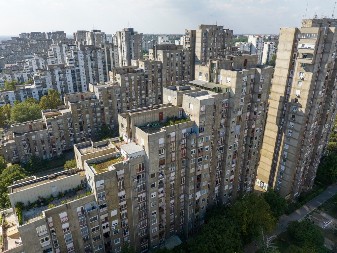 KO JE OVO SMISLIO?! Lista zabrana iz ulaza zapalila mreže – STANARI U ŠOKU, REGION UMIRE OD SMEHA! (FOTO)