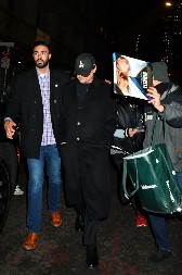 ZAŠTO DIKAPRIO STALNO NOSI MASKU?  Prava istina nema veze sa virusima ni sa bolestima