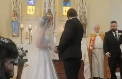 PRVA BRAČNA NOĆ SE PRETVORILA U NOĆNU MORU Dok se mladoženja tuširao, mlada je u donjem vešu izašla na prozor - sledeće sekunde je nepomično ležala na pločniku!