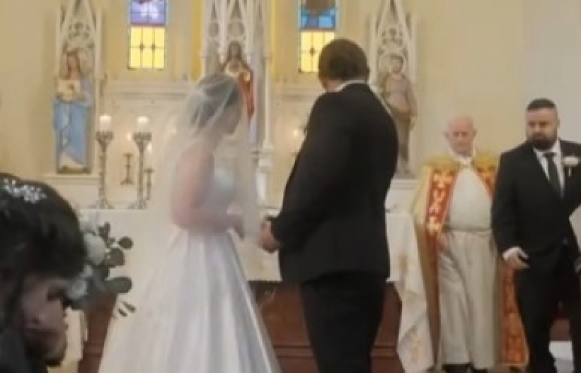 PRVA BRAČNA NOĆ SE PRETVORILA U NOĆNU MORU Dok se mladoženja tuširao, mlada je u donjem vešu izašla na prozor - sledeće sekunde je nepomično ležala na pločniku!