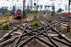 VOZ UDARIO KAMIONET NA PRUŽNOM PRELAZU Saobraćajna nesreća kod Pirota